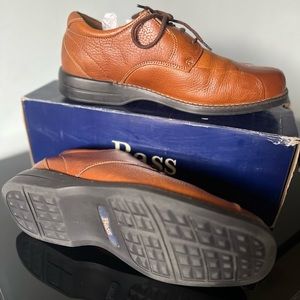 Men's 10.5 dark tan dress shoe with laces